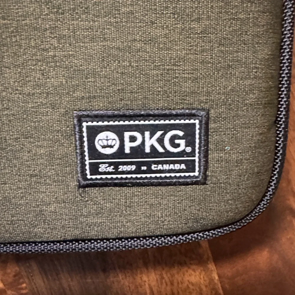 NWOT-Green Tablet Bag